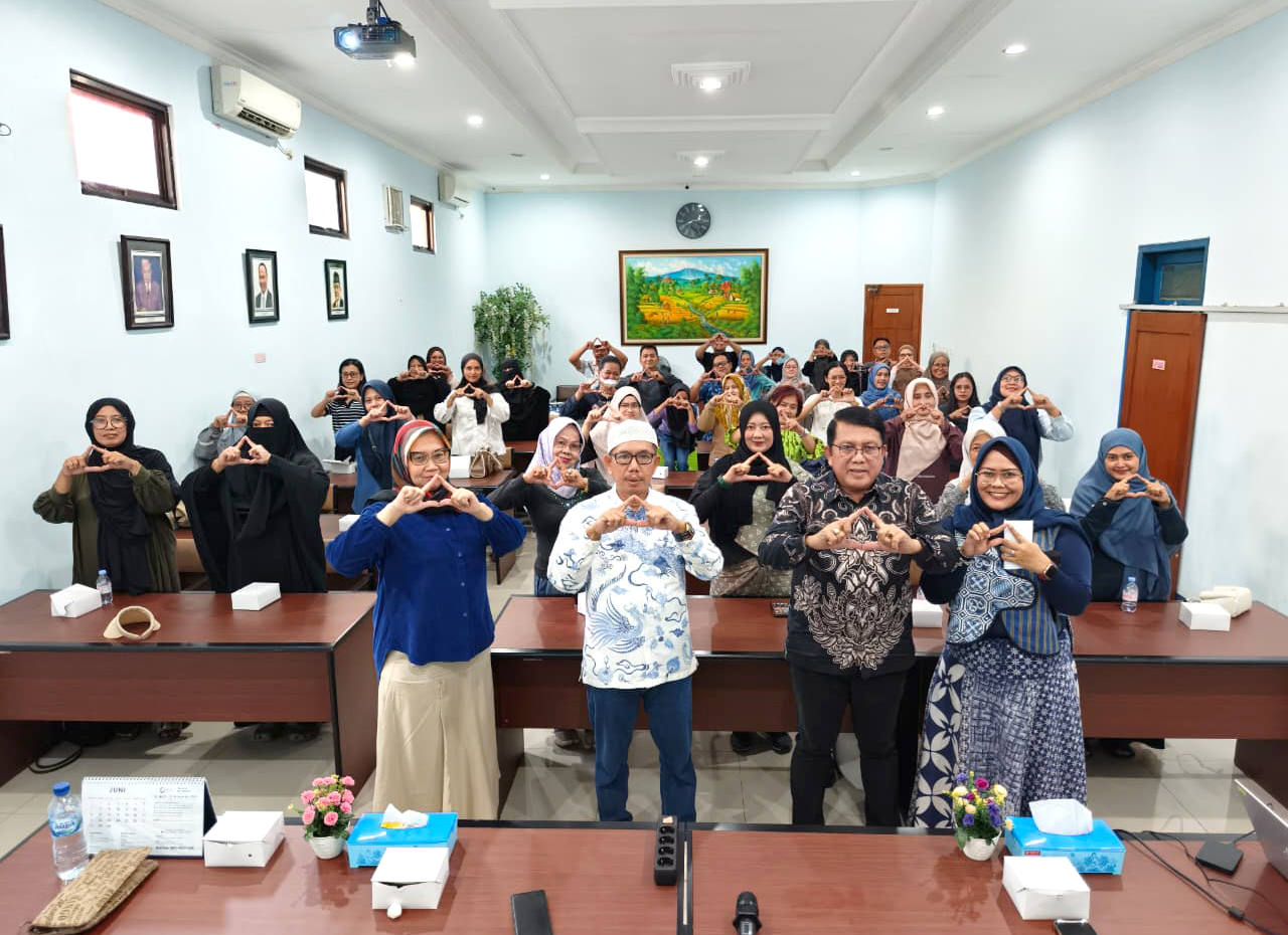 Workshop Peningkatan Daya Saing UMKM melalui Sertifikat Halal, Pengelolaan Keuangan dan Pemasaran Digital.